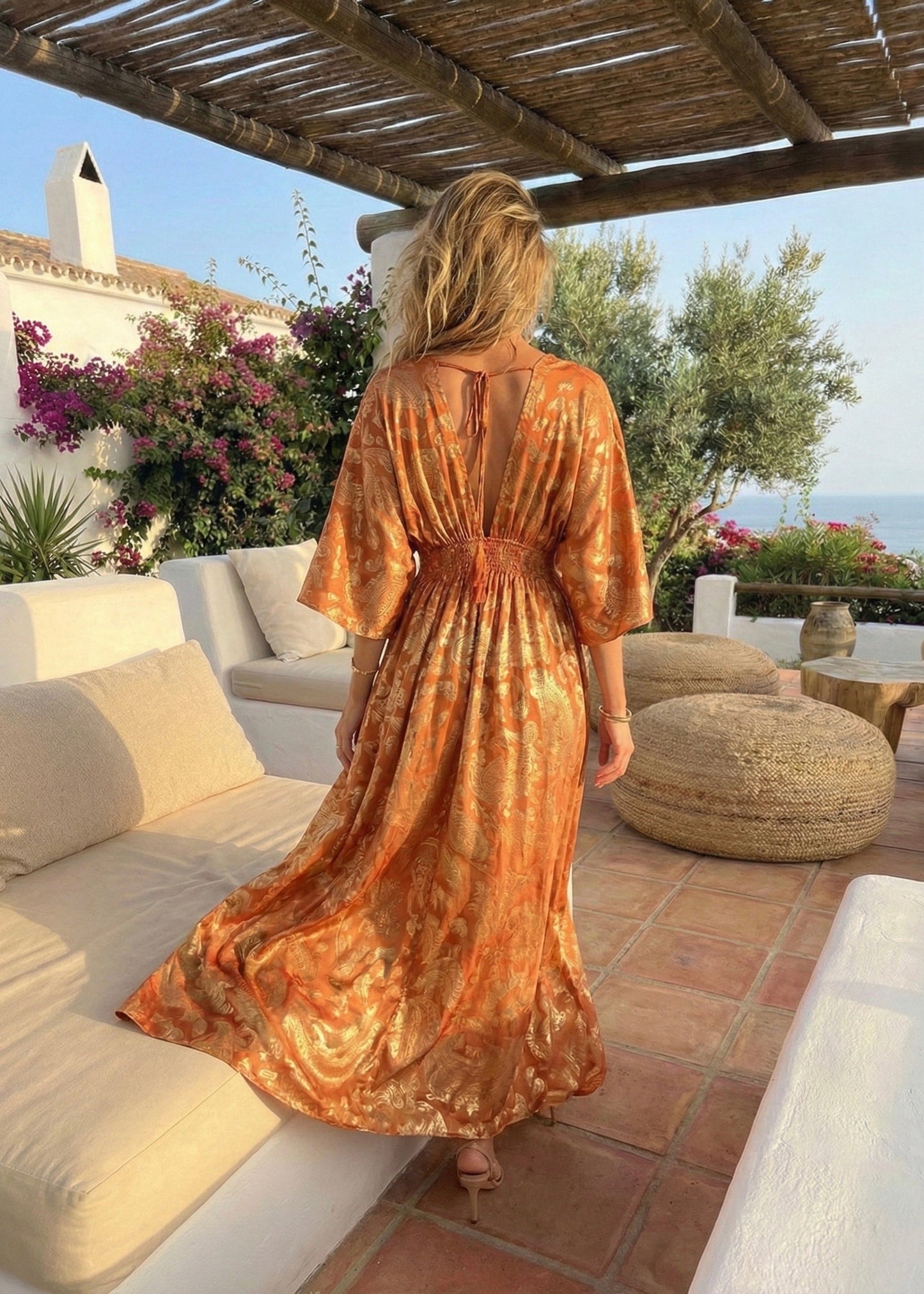 Lange dames jurk van cold silk met gouden print en wijde mouwen van Piek Fashion