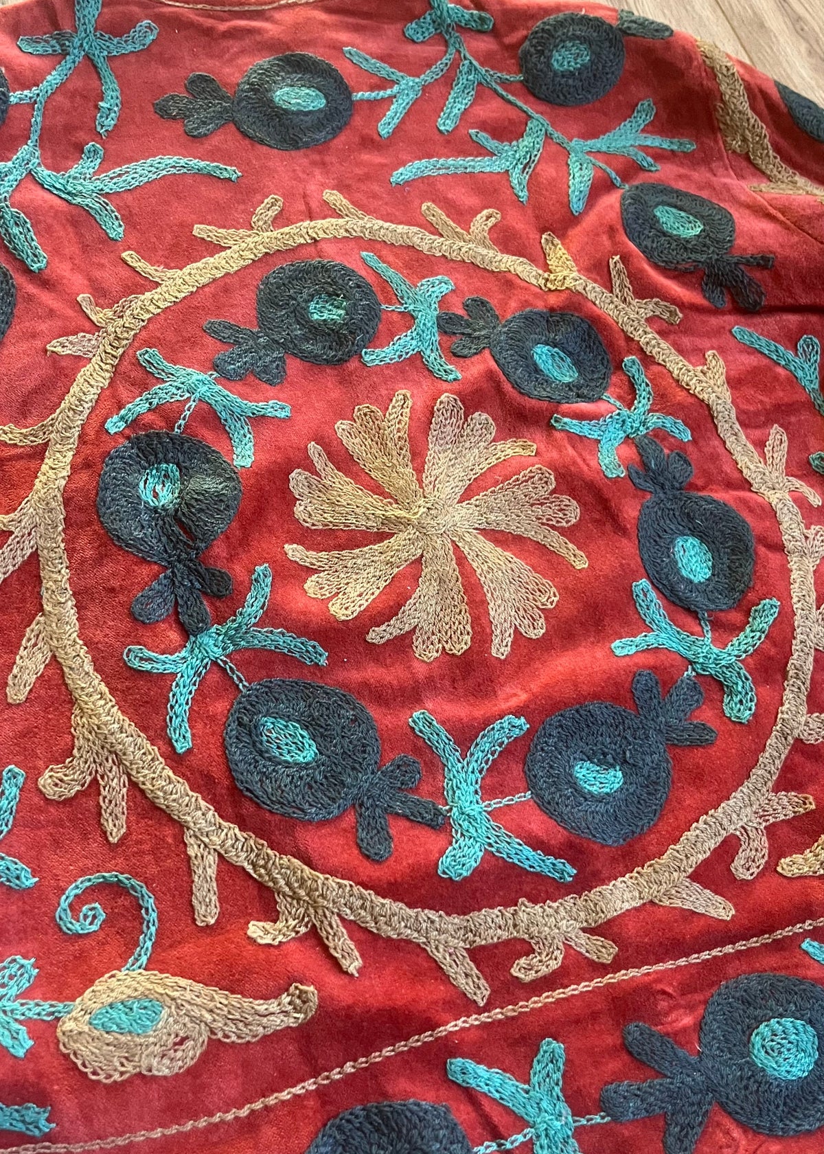 Handgemaakte velvet Suzani jacket uit India met kleurrijk klassiek borduurwerk in een mooie koper terracotta kleur