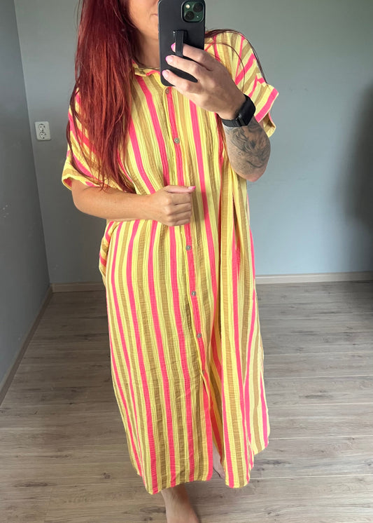Maxi-jurk van mousseline katoen in roze en geel, Ibiza vibe, doorknoopmodel en one size pasvorm tot maat 46.