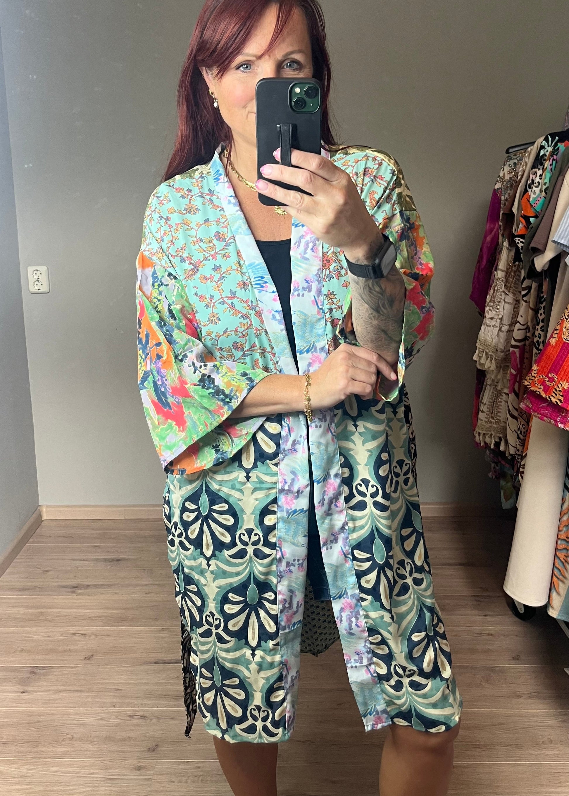 Gave kimono uit Inda in Ibiza stijl van zijde met centuur en steekzakken. Diverse hippe en trendt prints. Elke is uniek.