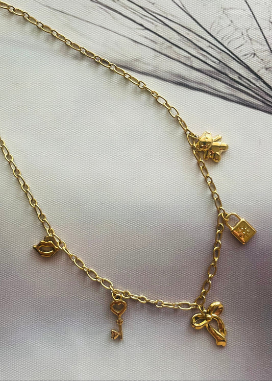 Stainless steel damesketting met hippe bedels zoals een sleutel, slotje en strikje. Verkleurt niet, waterproof en trendy voor elke outfit.