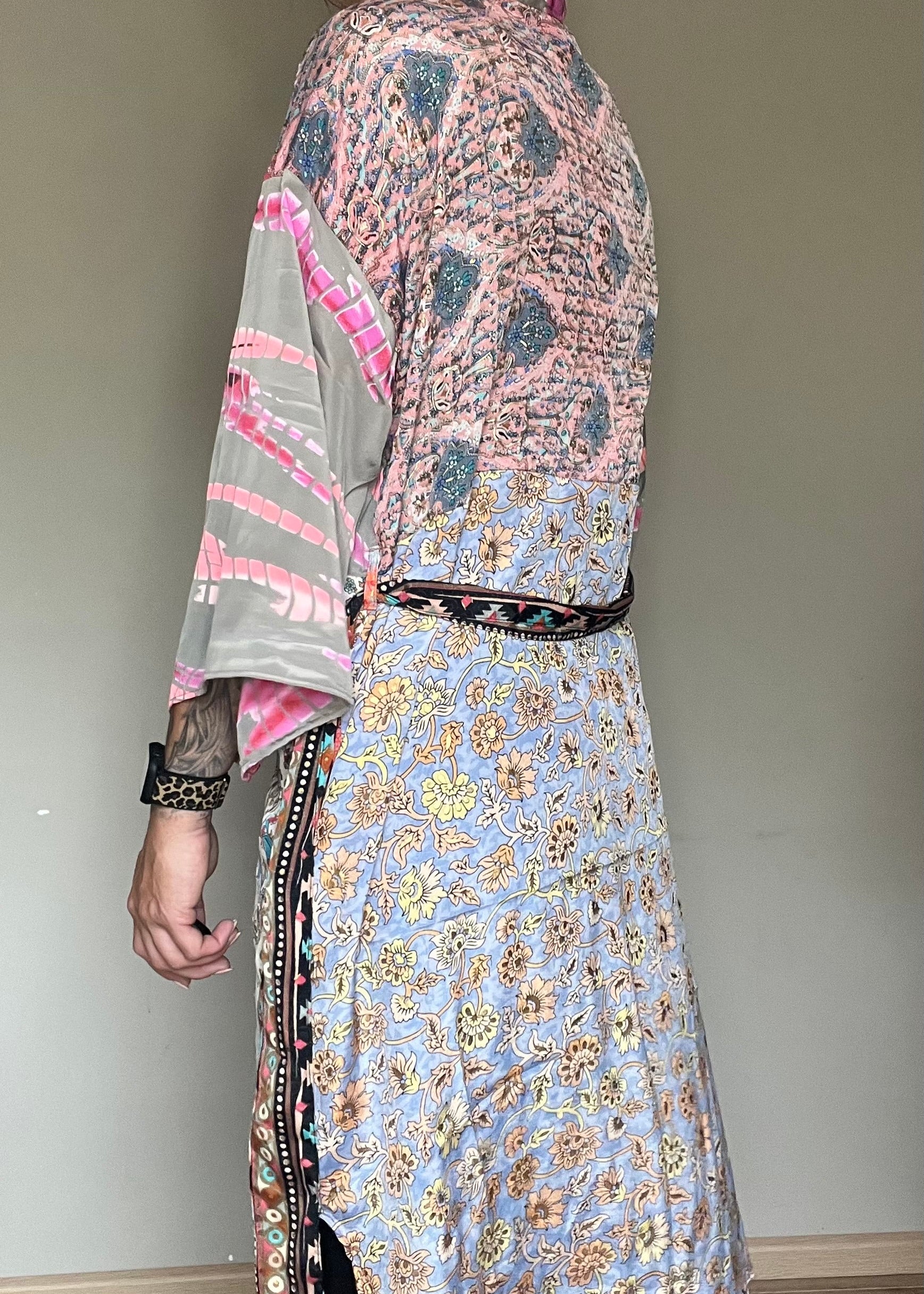 Unieke zijden kimono uit India met kleurrijke print. Handgemaakt, luchtig en one of a kind.