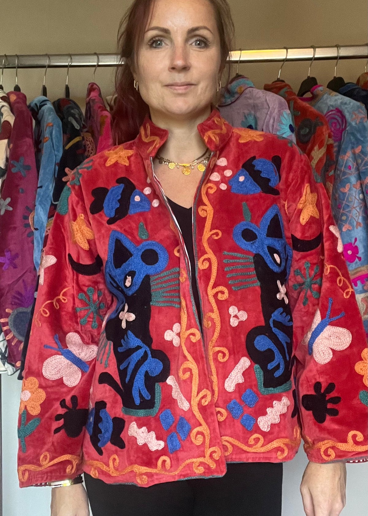 Handgemaakte velvet Suzani jacket uit India met kleurrijk borduurwerk in een mooie rode kleur met kattenprint