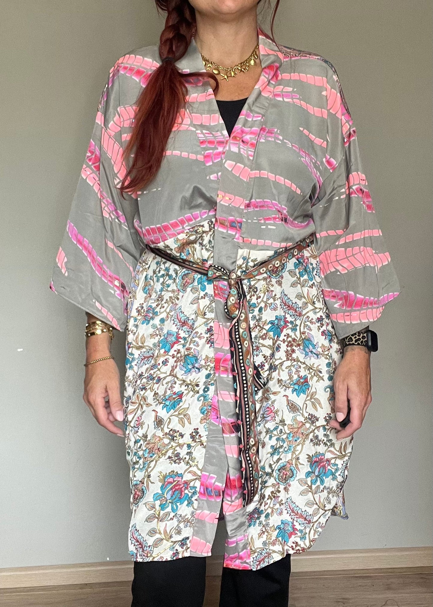 Unieke zijden kimono uit India met kleurrijke print. Handgemaakt, luchtig en one of a kind.