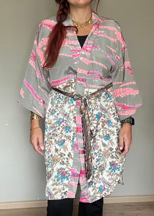 Unieke zijden kimono uit India met kleurrijke print. Handgemaakt, luchtig en one of a kind.