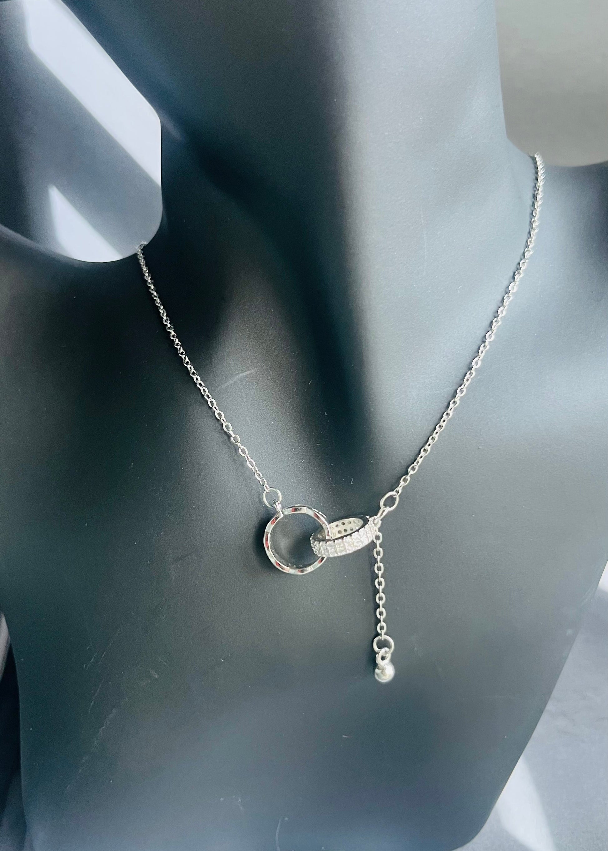 Shop stijlvolle stainless steel kettingen met hanger bij Piek Fashion. Duurzaam, verkleurt niet en perfect te combineren. Tijdloze sieraden voor elke outfit.