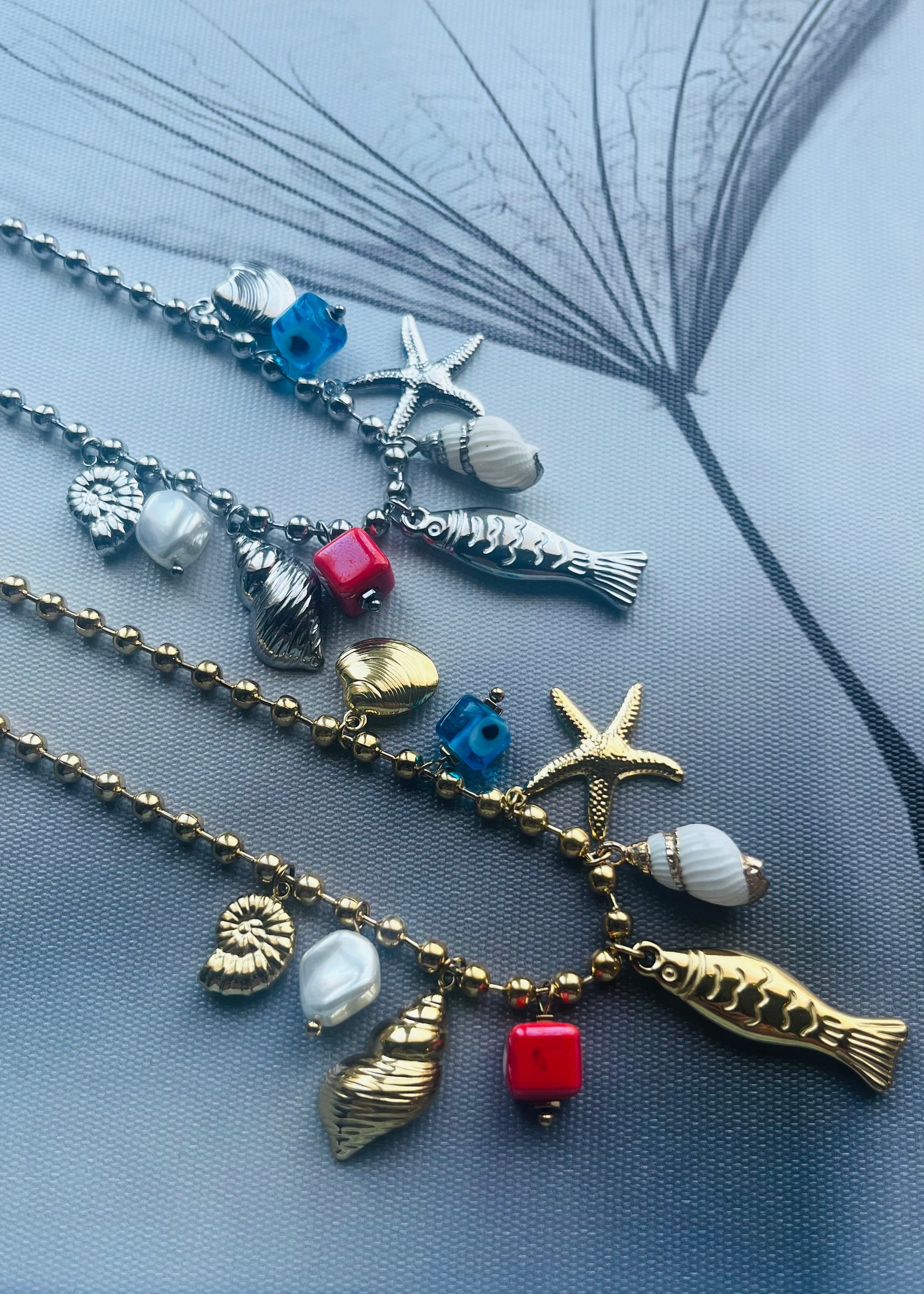 Stainless steel damesketting met hippe bedels. Verkleurt niet, waterproof en trendy voor elke outfit.