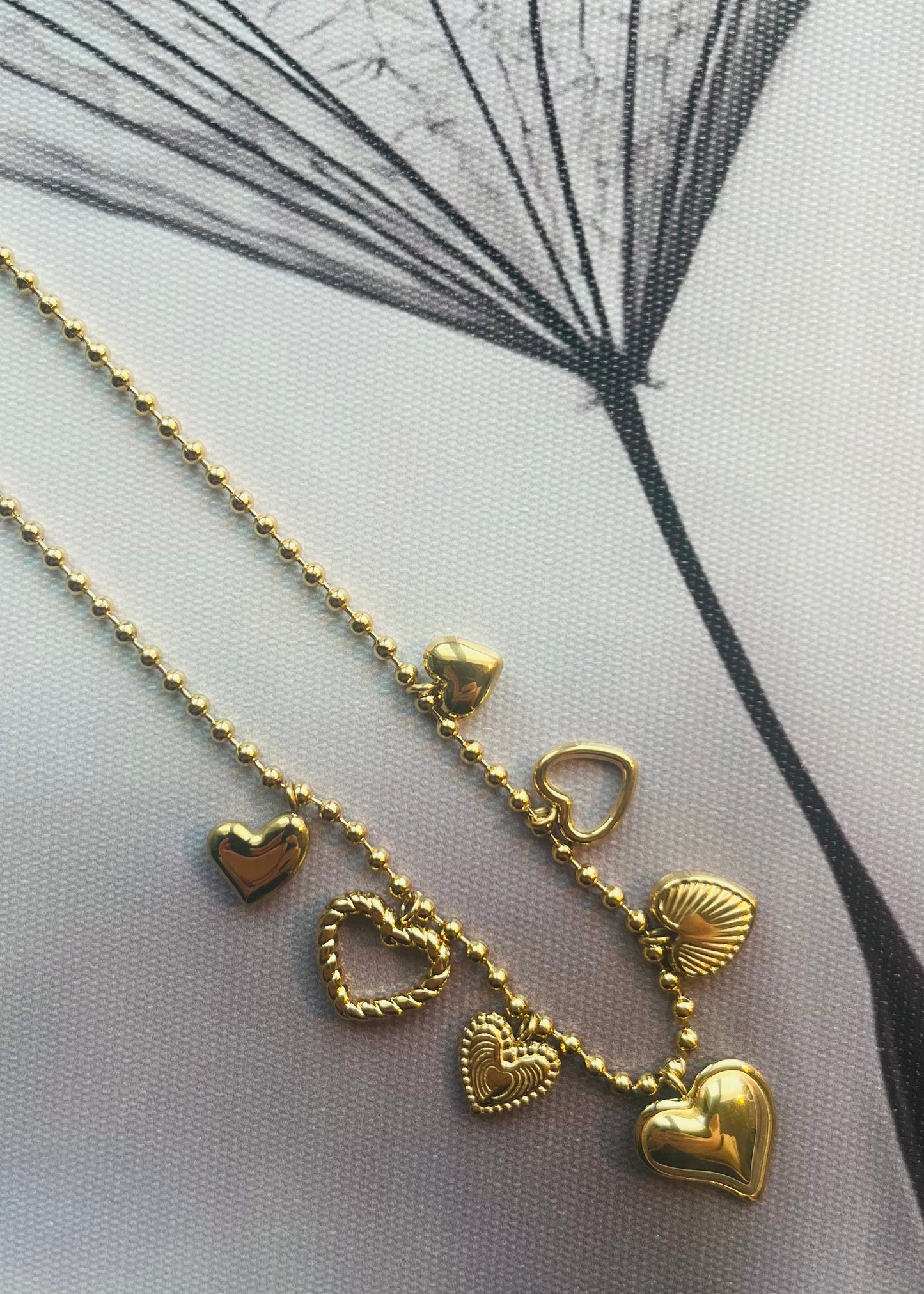 Stainless steel damesketting met hippe bedels. Verkleurt niet, waterproof en trendy voor elke outfit.