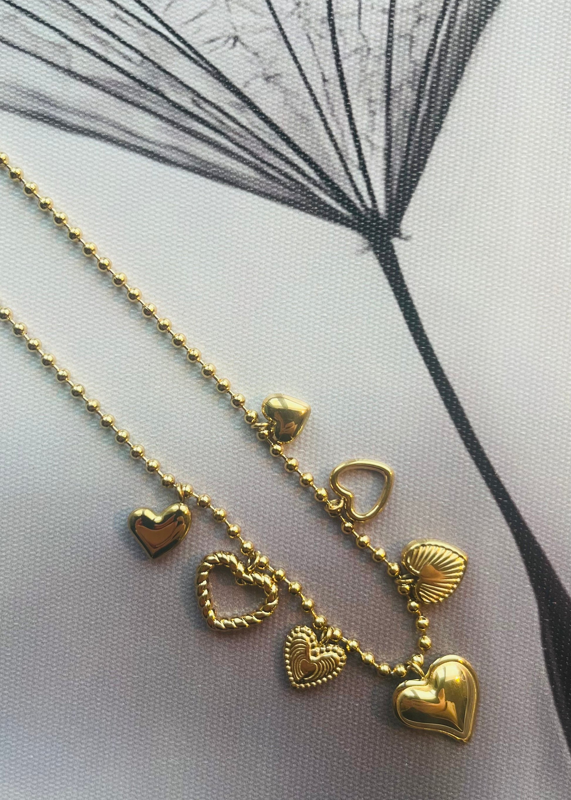 Stainless steel damesketting met hippe bedels. Verkleurt niet, waterproof en trendy voor elke outfit.