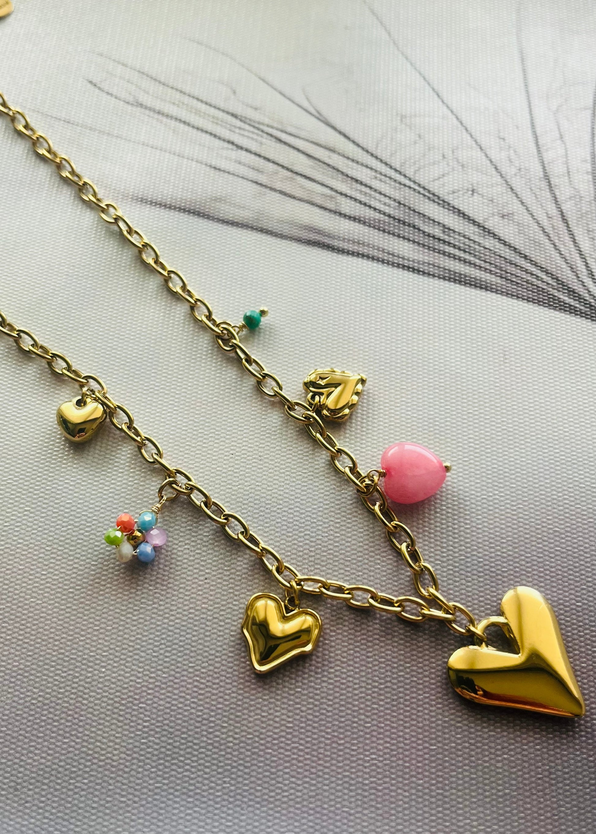 Stainless steel damesketting met hippe bedels. Verkleurt niet, waterproof en trendy voor elke outfit.