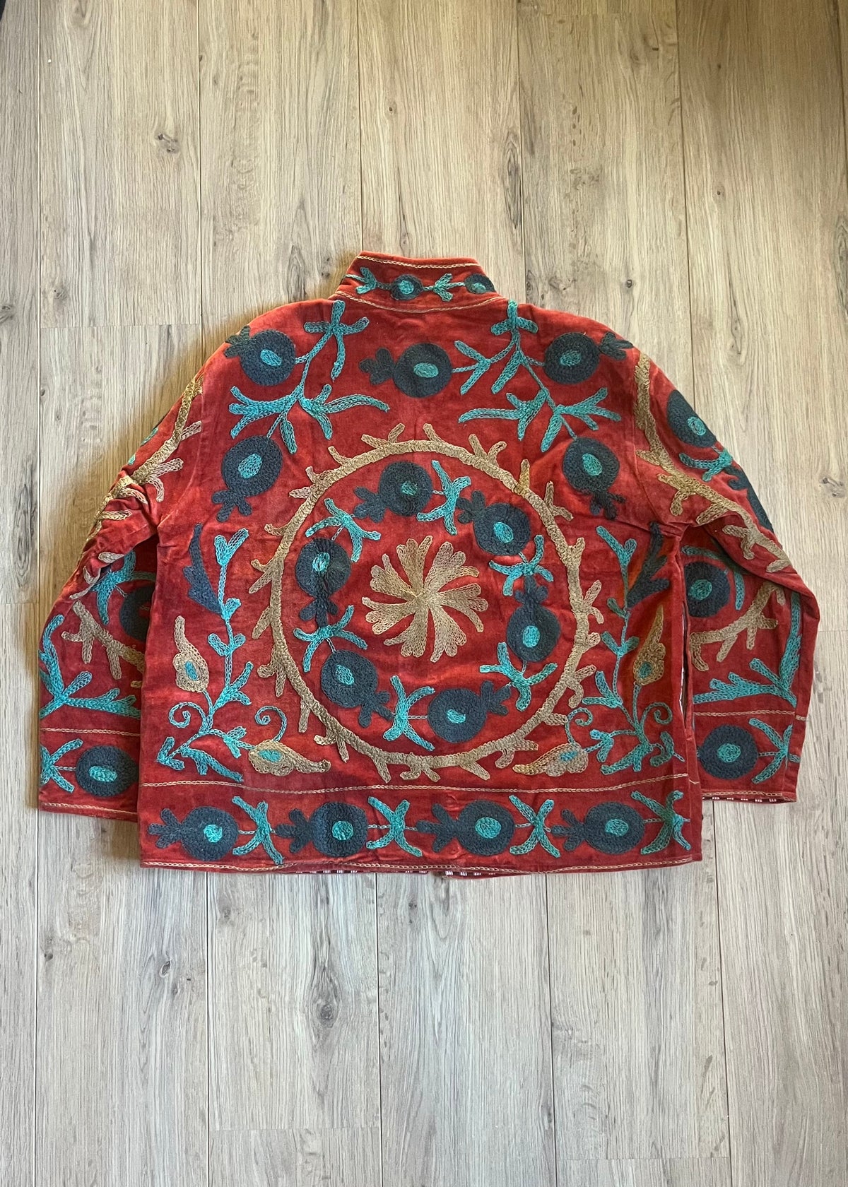 Handgemaakte velvet Suzani jacket uit India met kleurrijk klassiek borduurwerk in een mooie koper terracotta kleur