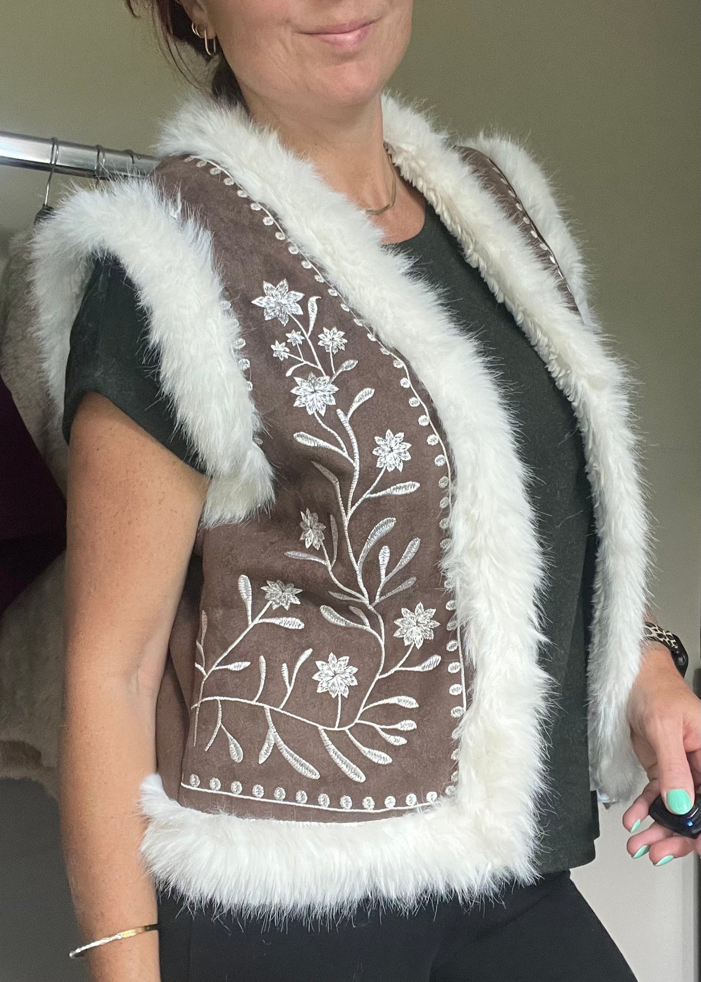 Teddy gilet van nep bont met geborduurde print in camel en sand. One size tot maat 42/44. Stoer, cozy en modieus.