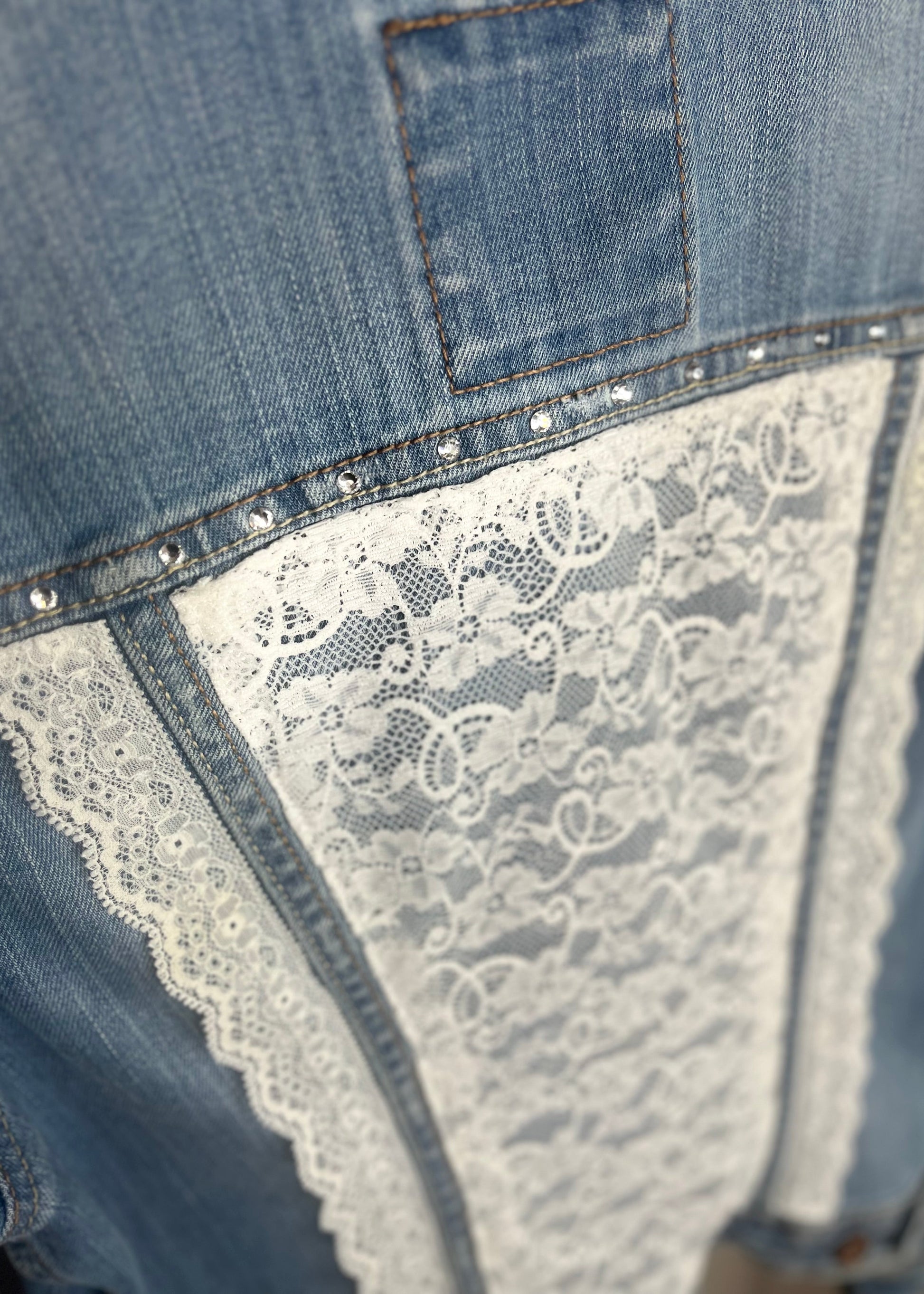 Zelf gepimpt denim spijkerjasje met unieke details en persoonlijke touch – stoer, creatief en one of a kind.