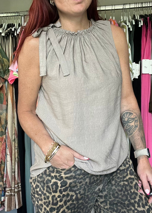 Luchtige viscose dames top met ronde hals en strikdetail op de schouder in verschillende kleuren van Piek Fashion