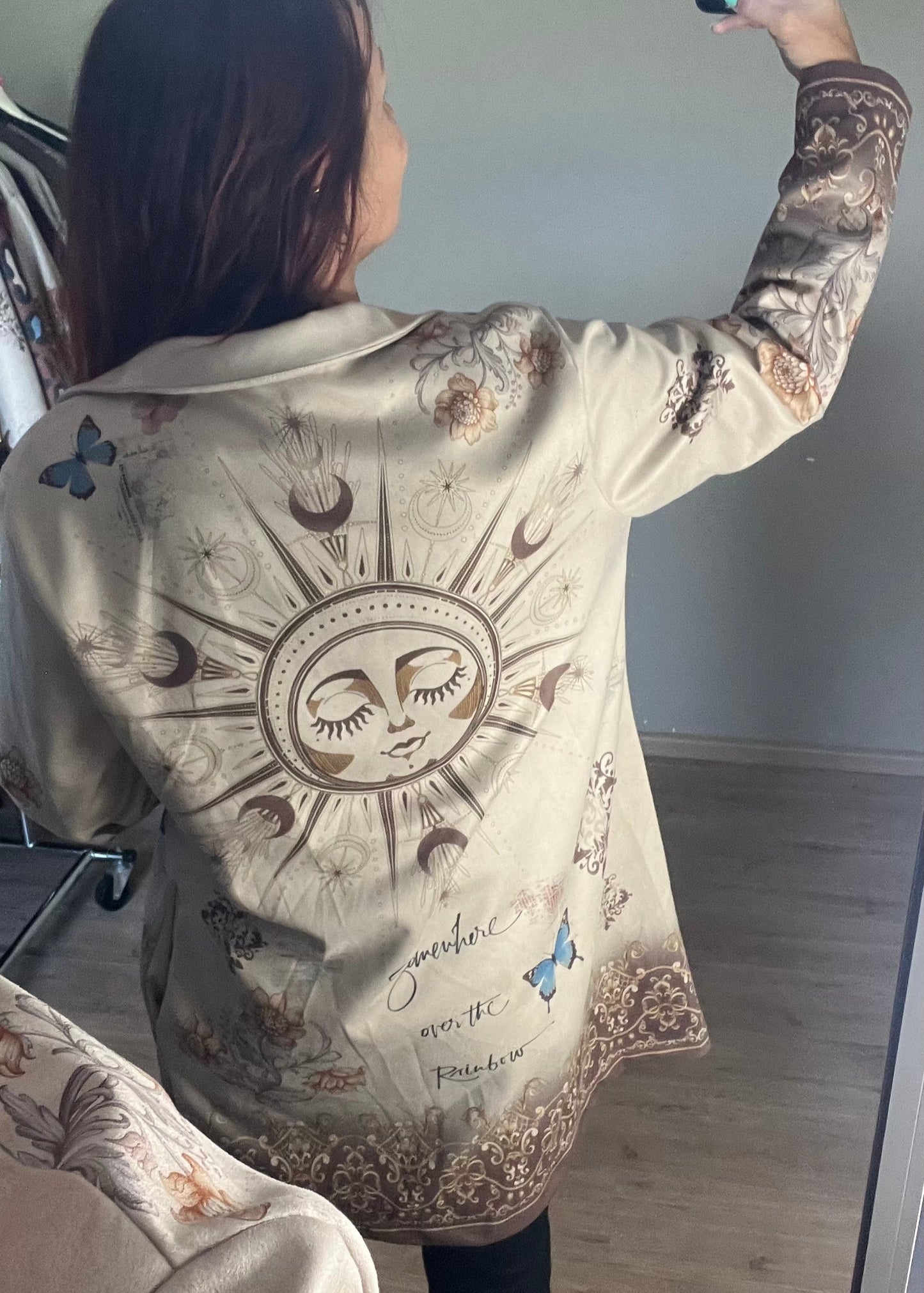 Lange jas in suèdelook met opvallende print, licht getailleerd. One size tot maat 46.