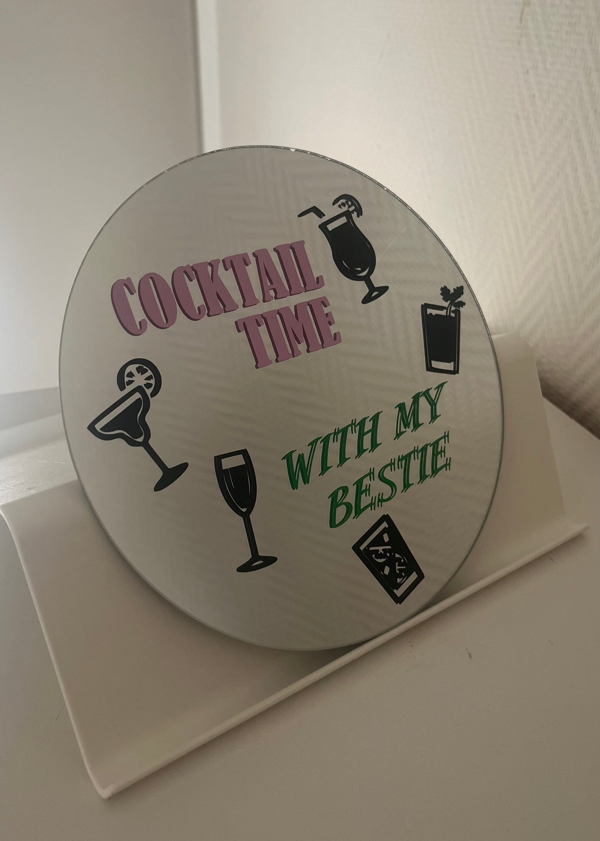 Hippe bedrukte spiegel met cocktail time