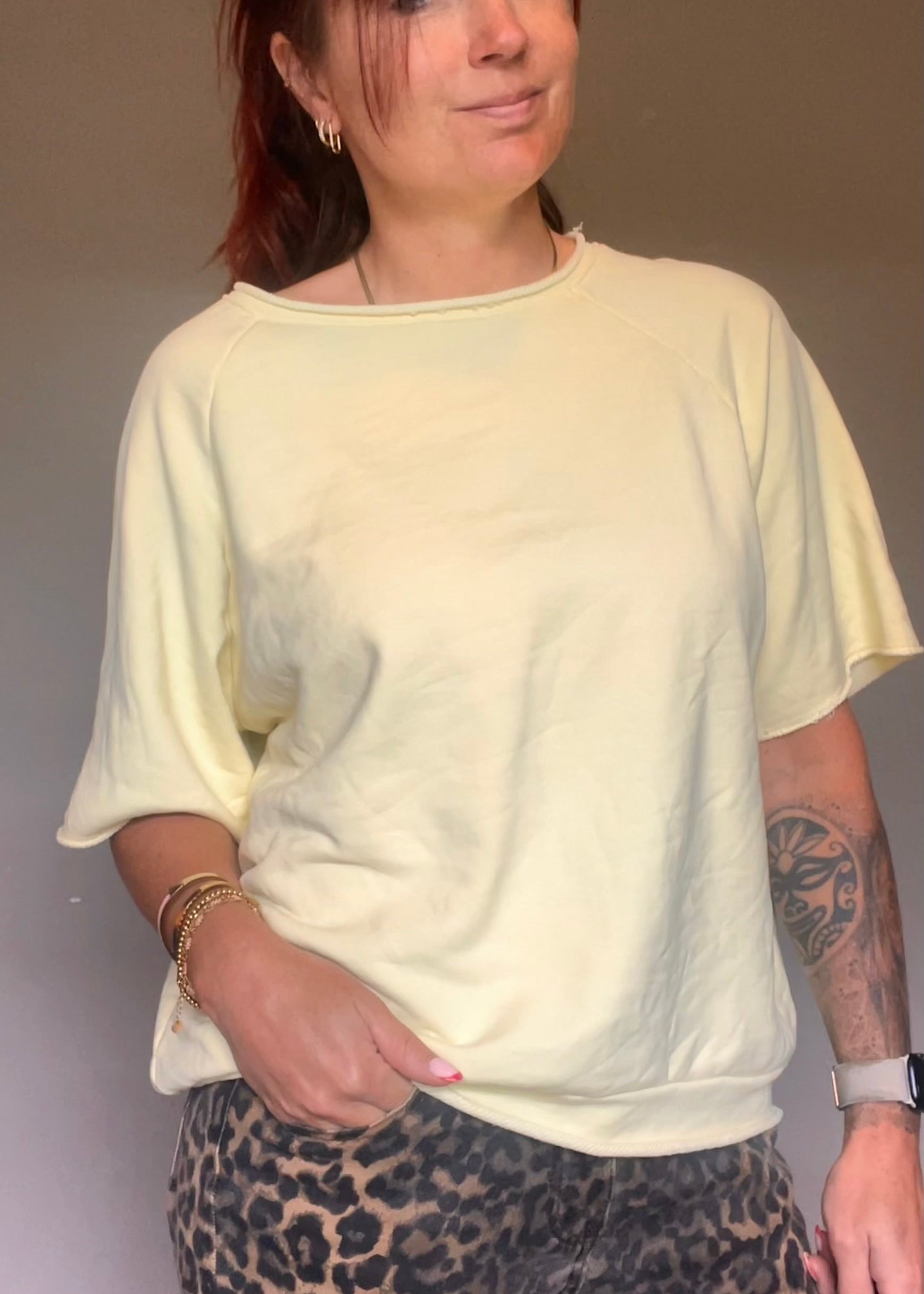 Oversized pastel shirt-trui voor dames van 100% katoen met korte mouwen in roze, geel, oranje en blauw van Piek Fashion