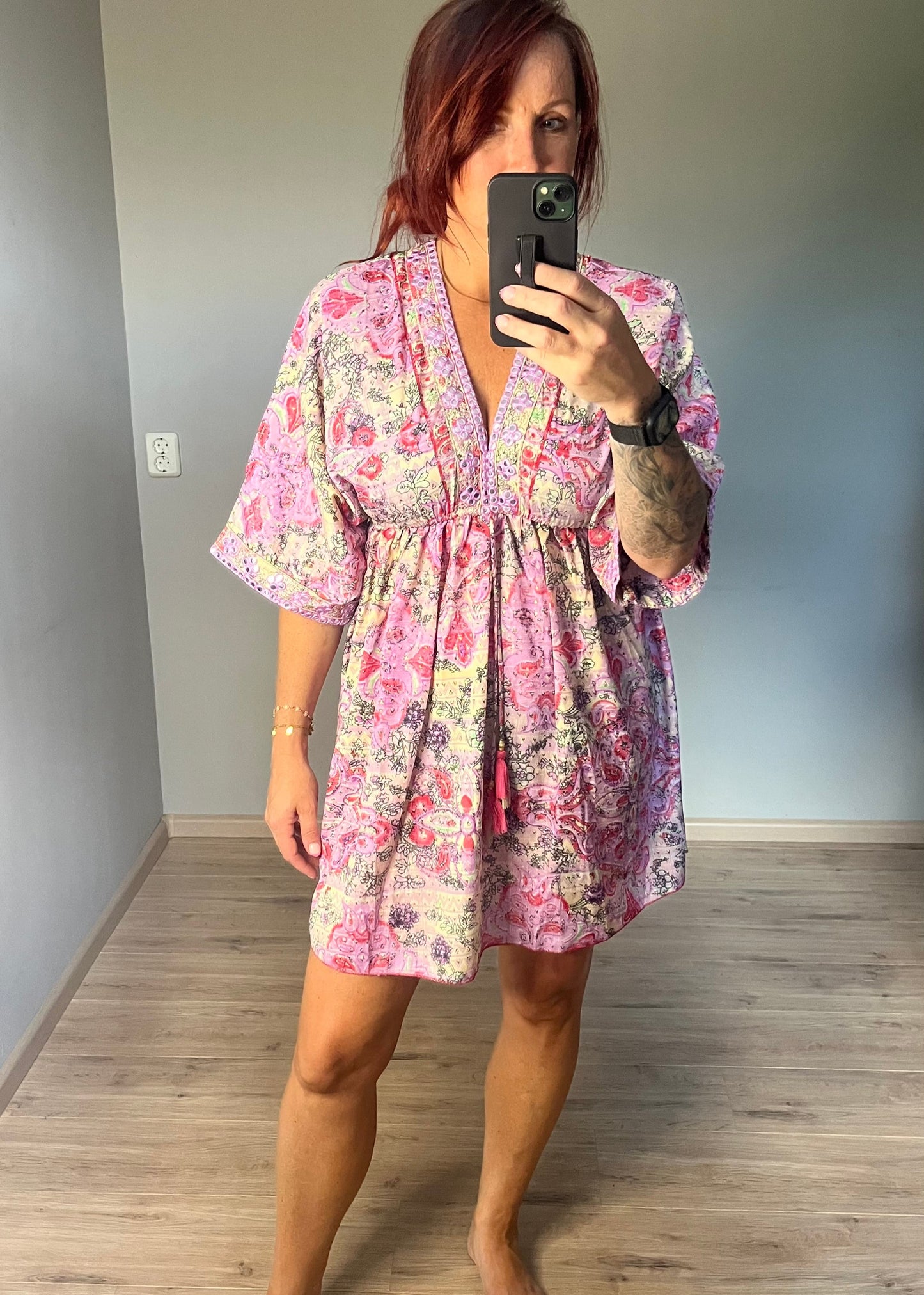 Kleurrijk kort Ibiza damesjurkje van viscose – zomers, luchtig en stijlvol met speelse print.