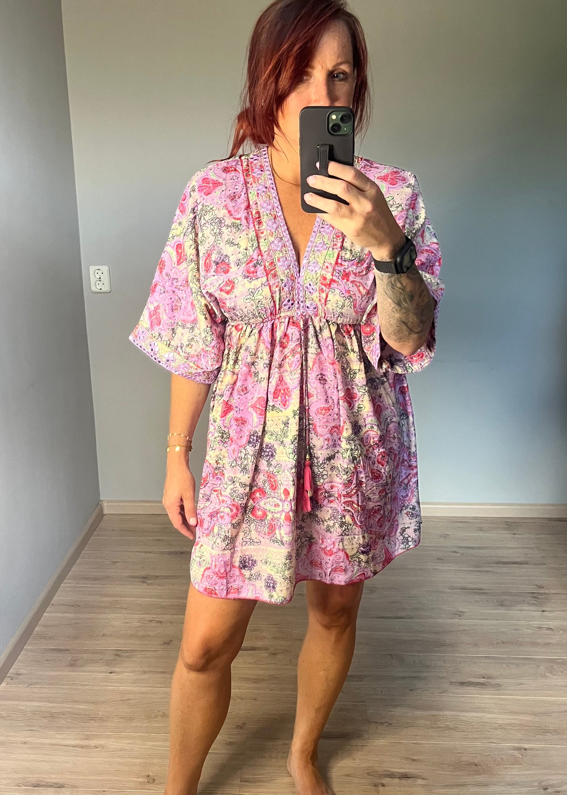Kleurrijk kort Ibiza damesjurkje van viscose – zomers, luchtig en stijlvol met speelse print.