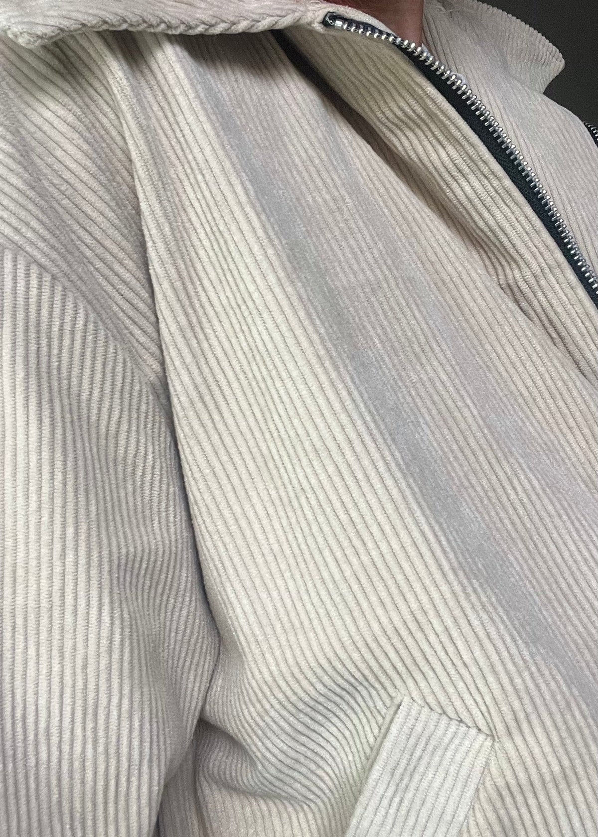 Beige trendy damesjasje van corduroy met rits en zakken