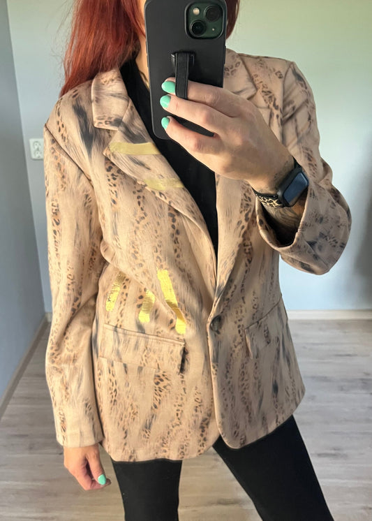Blazer in suèdelook stof met opvallende print, licht getailleerd. One size tot maat 44.