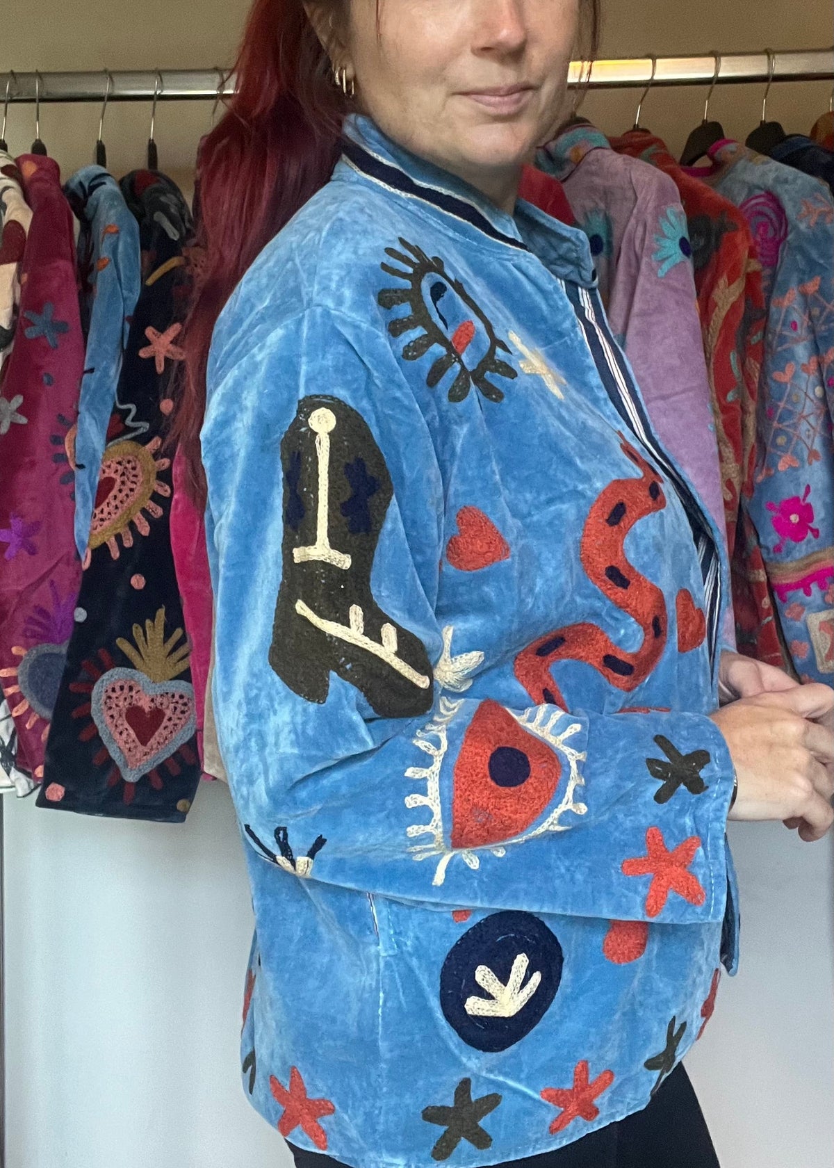 Handgemaakte velvet Suzani jacket uit India met kleurrijk borduurwerk in lichtblauw met gave print