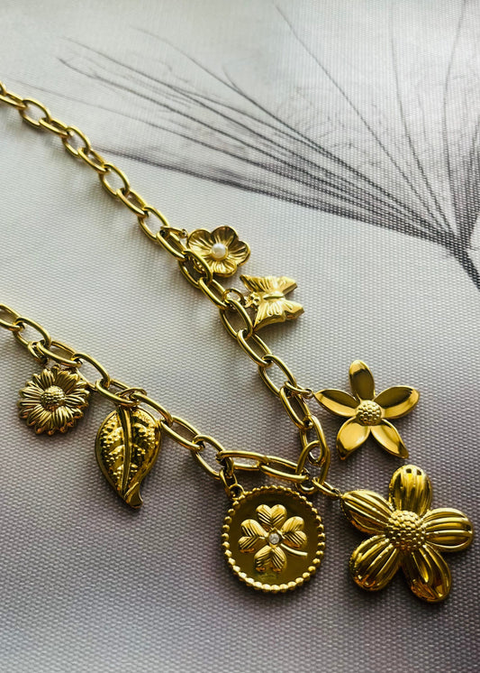 Stainless steel damesketting met hippe bedels zoals een sleutel, slotje en strikje. Verkleurt niet, waterproof en trendy voor elke outfit.