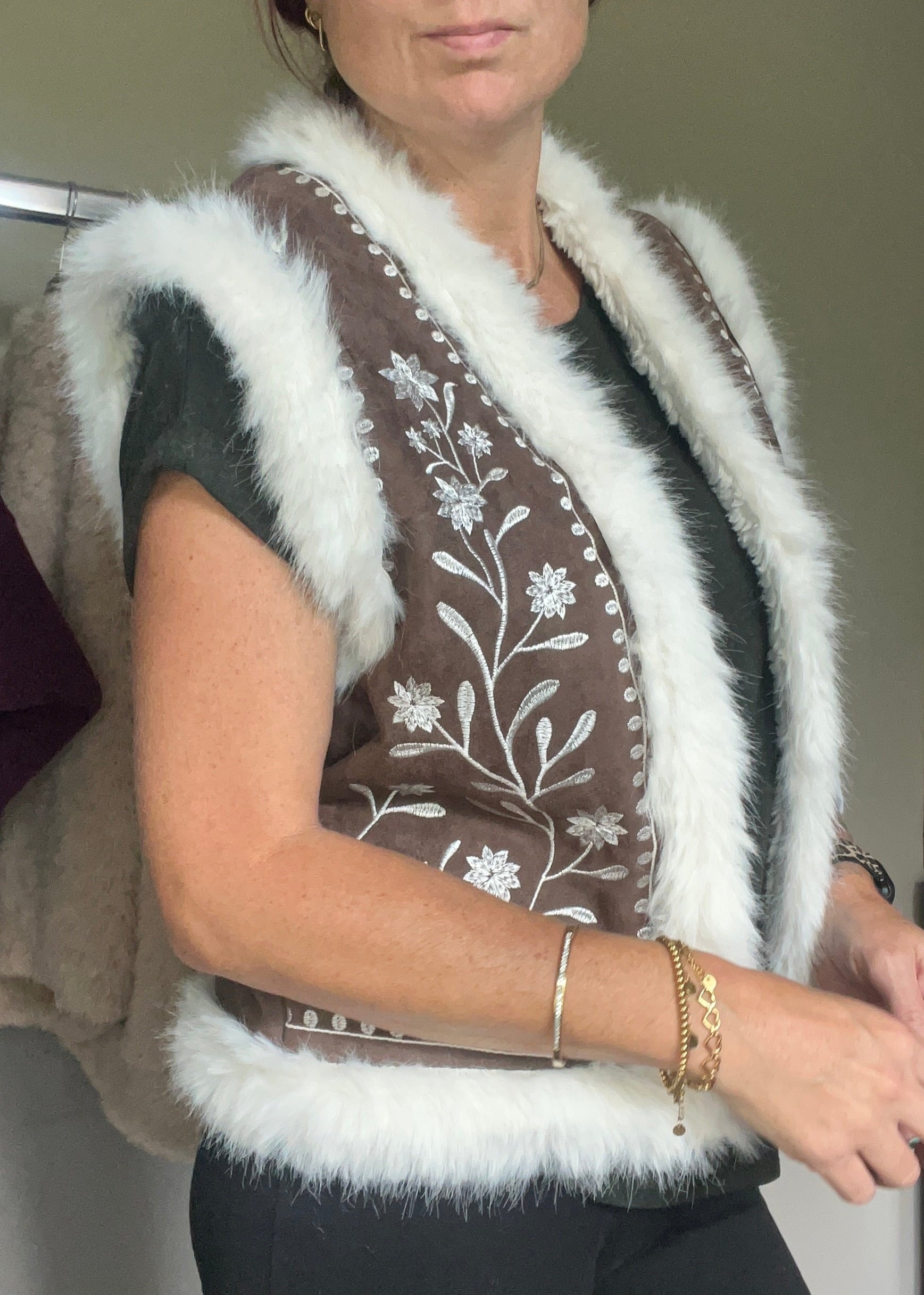 Teddy gilet van nep bont met geborduurde print in camel en sand. One size tot maat 42/44. Stoer, cozy en modieus.