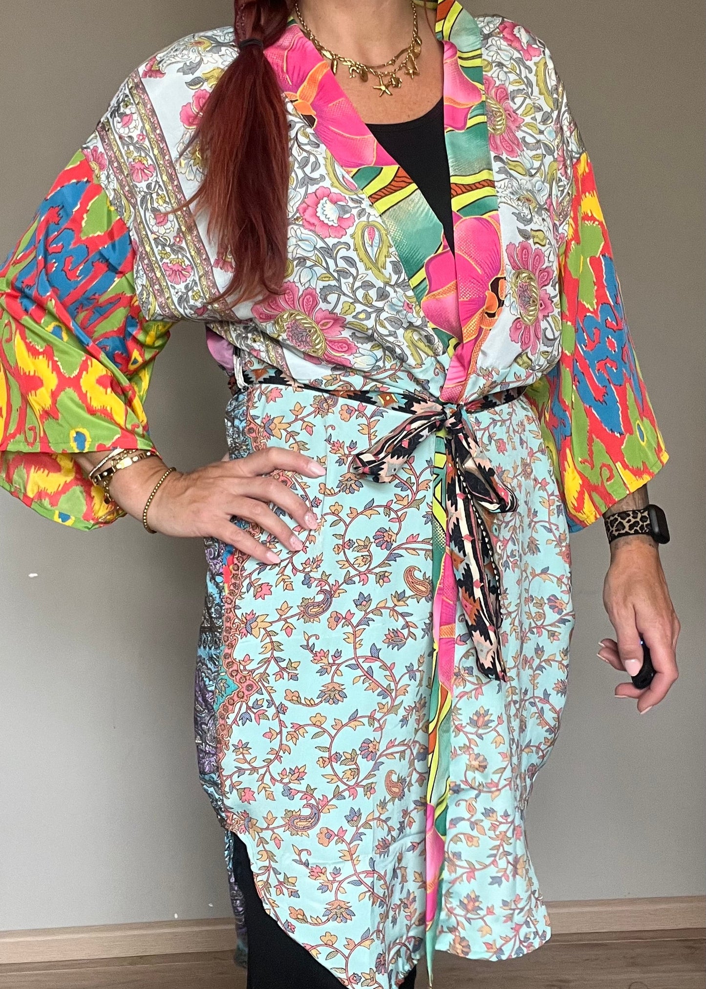 Unieke zijden kimono uit India met kleurrijke print. Handgemaakt, luchtig en one of a kind.