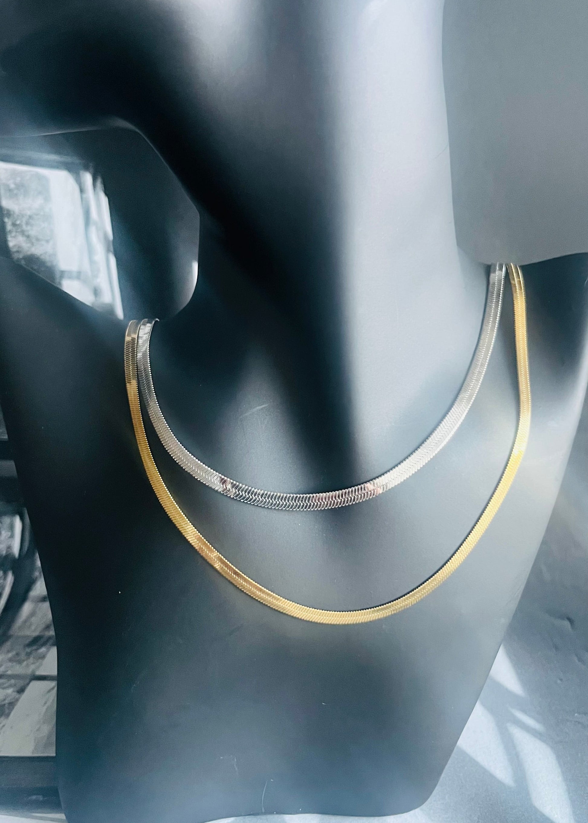 Snake ketting van stainless steel, platte gladde ketting in goud of zilver, tijdloos en chic