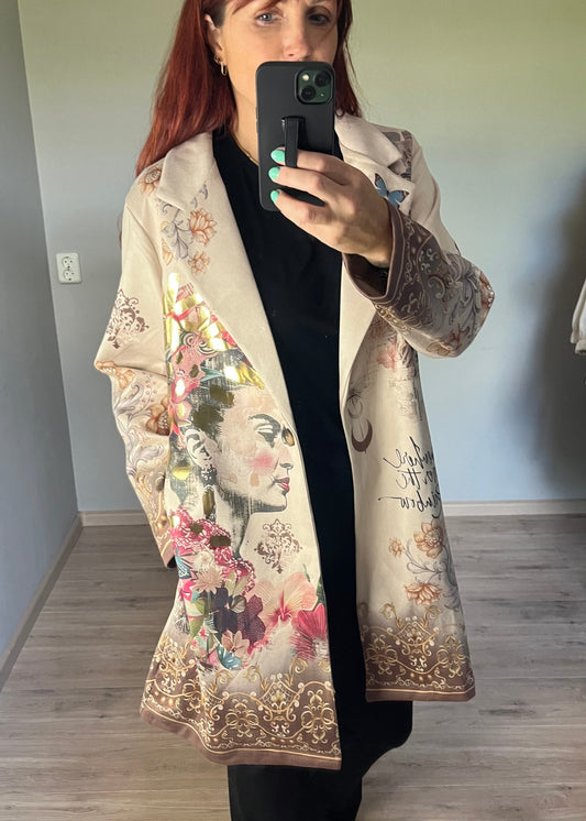 Lange jas in suèdelook met opvallende print, licht getailleerd. One size tot maat 46.