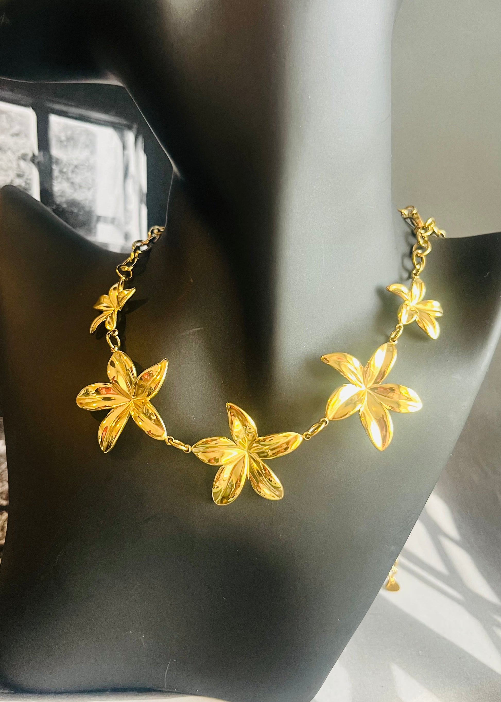 Stainless steel damesketting met hippe bedels zoals een sleutel, slotje en strikje. Verkleurt niet, waterproof en trendy voor elke outfit.