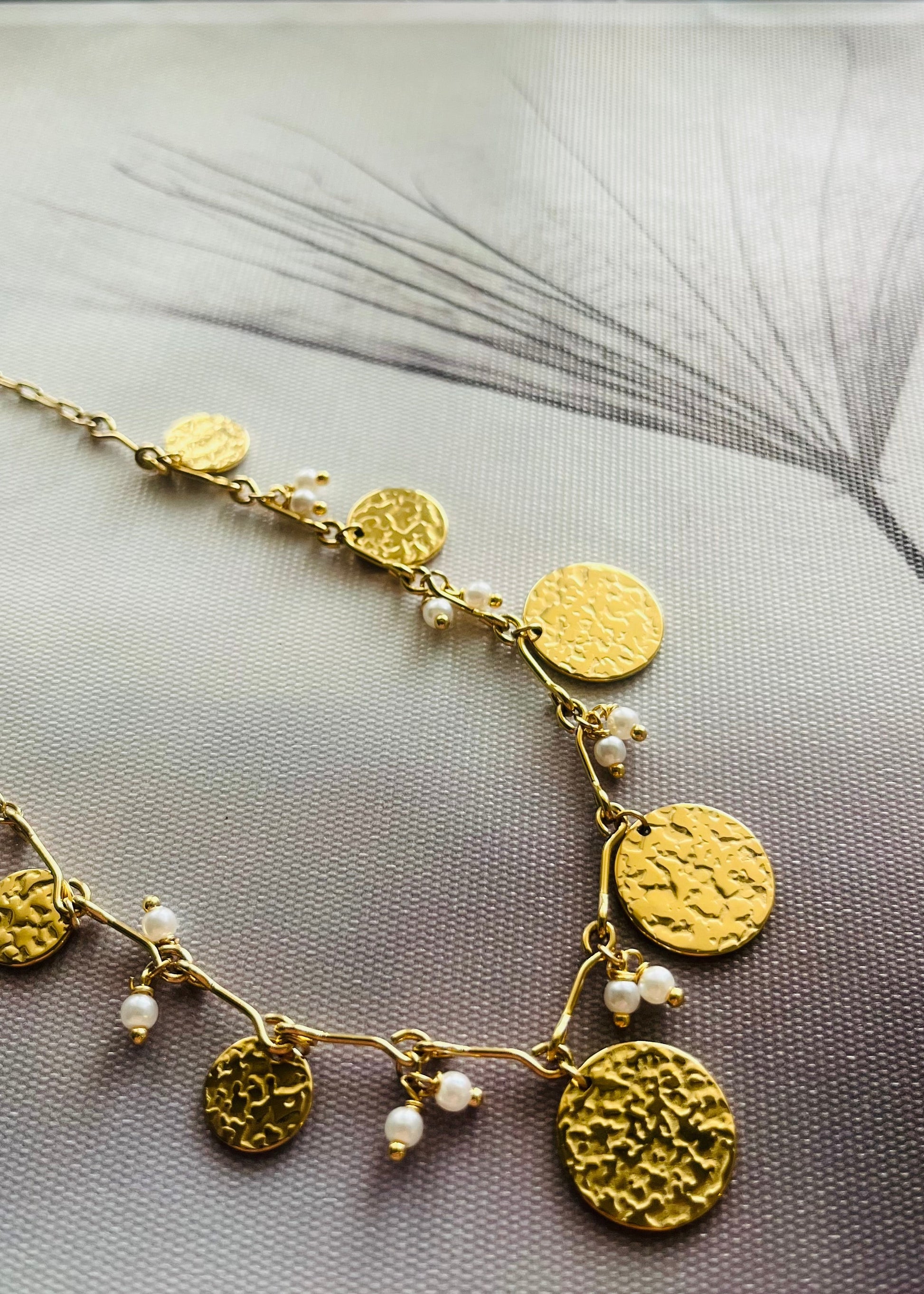 Stainless steel damesketting met hippe bedels. Verkleurt niet, waterproof en trendy voor elke outfit.