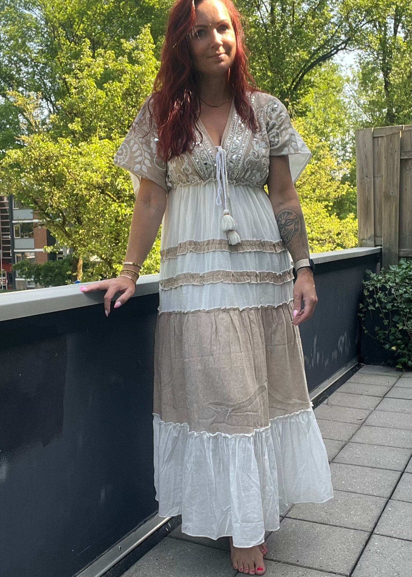 Bohemian maxi jurk van 100% katoen met borduursels, pailletten en onderjurkje voor dames | Piek Fashion