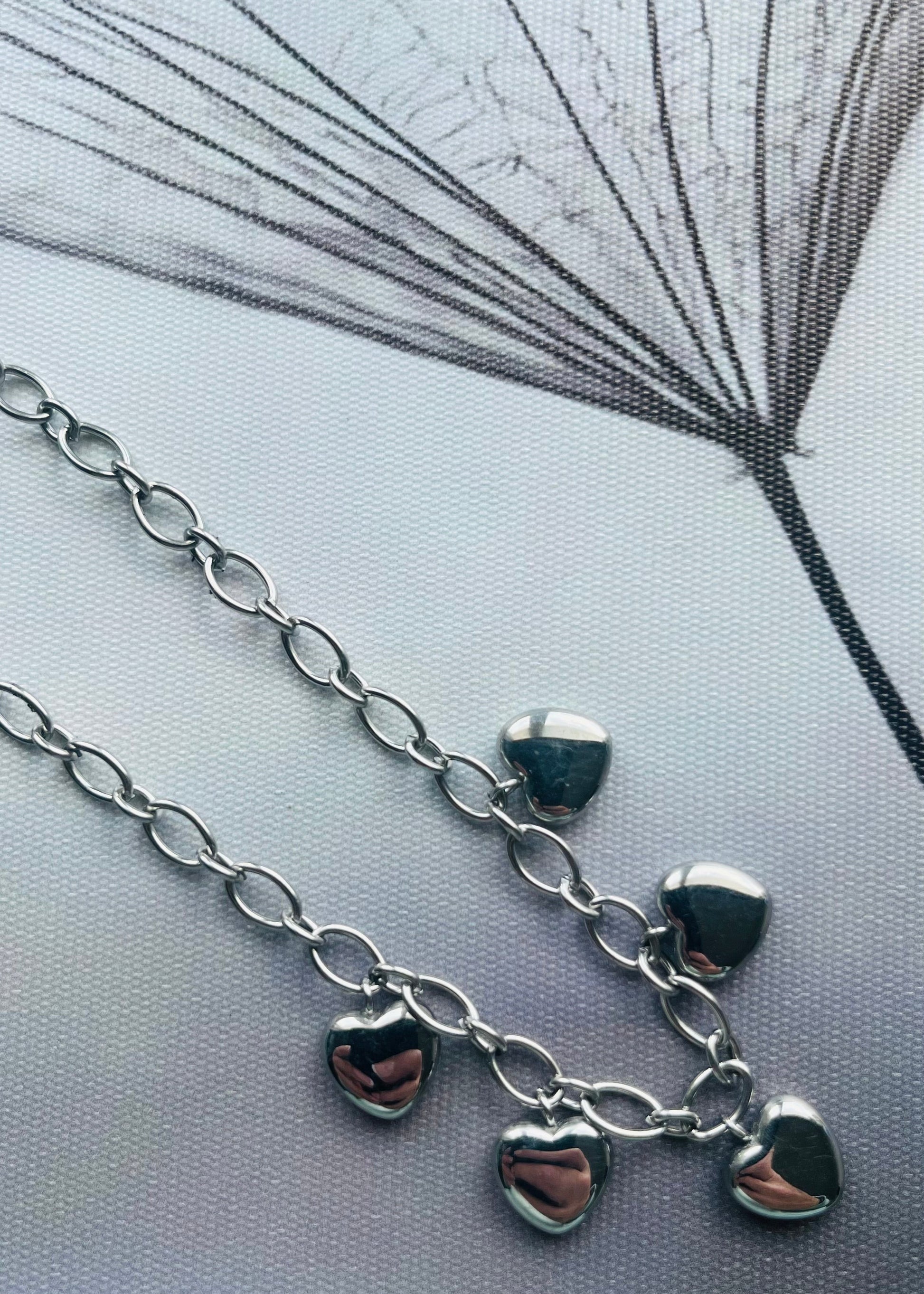 Stainless steel damesketting met hippe bedels. Verkleurt niet, waterproof en trendy voor elke outfit.