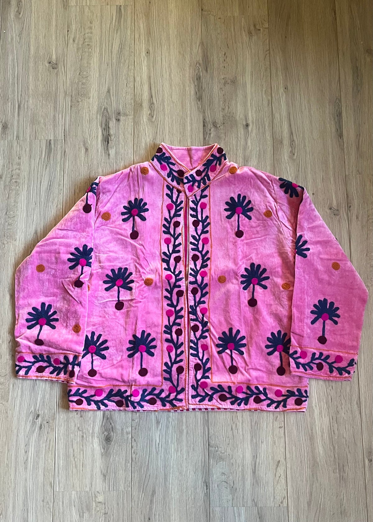 Handgemaakte velvet Suzani jacket uit India met kleurrijk borduurwerk in lichtblauw met gave print