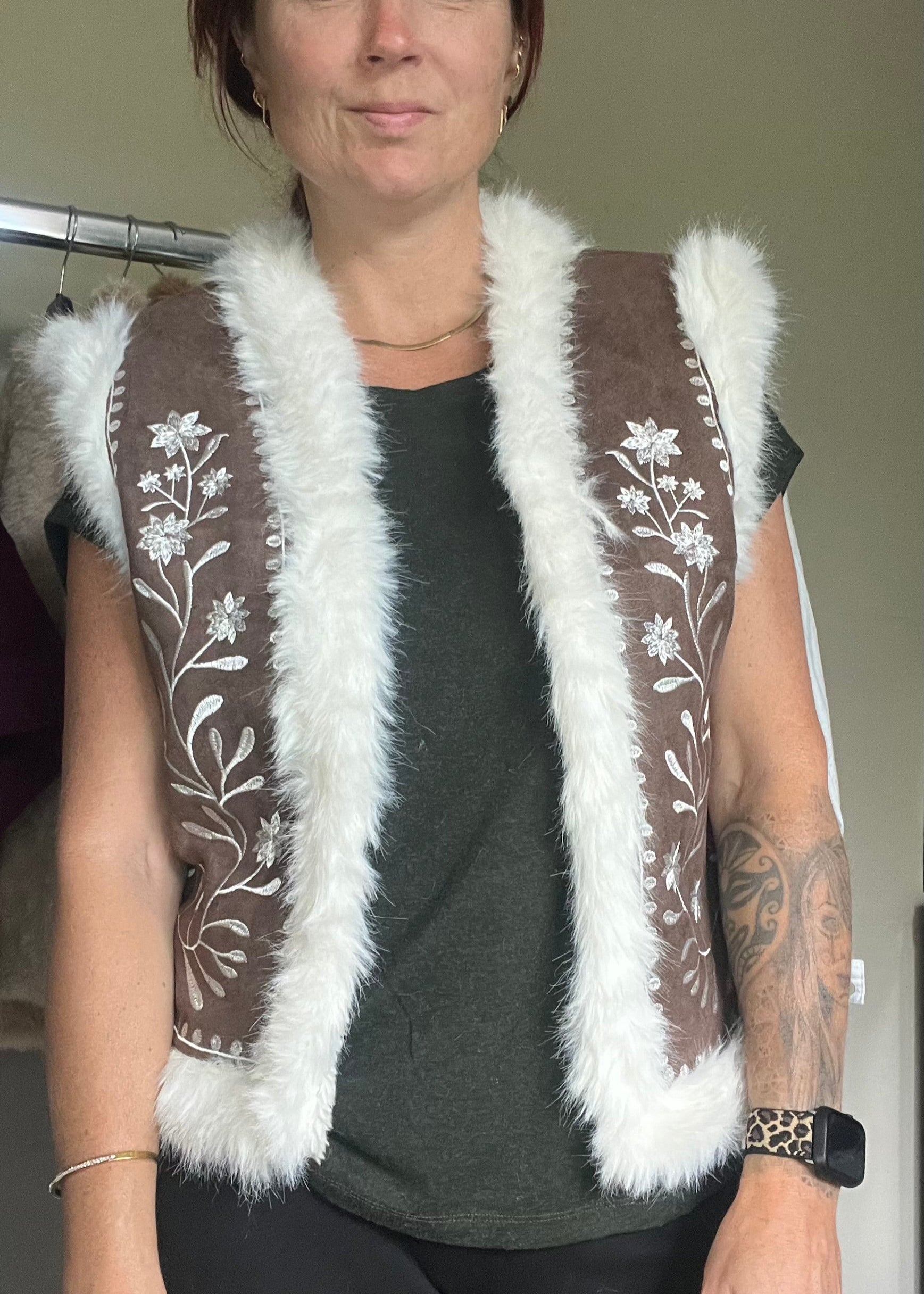 Teddy gilet van nep bont met geborduurde print in camel en sand. One size tot maat 42/44. Stoer, cozy en modieus.