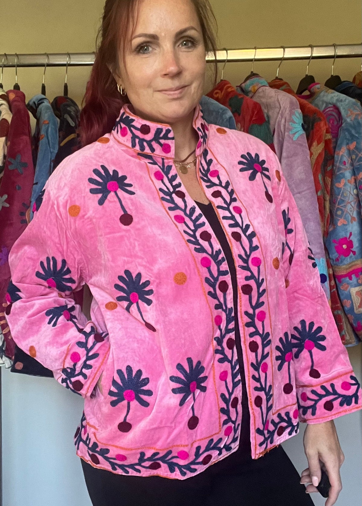 Handgemaakte velvet Suzani jacket uit India met kleurrijk borduurwerk in lichtblauw met gave print