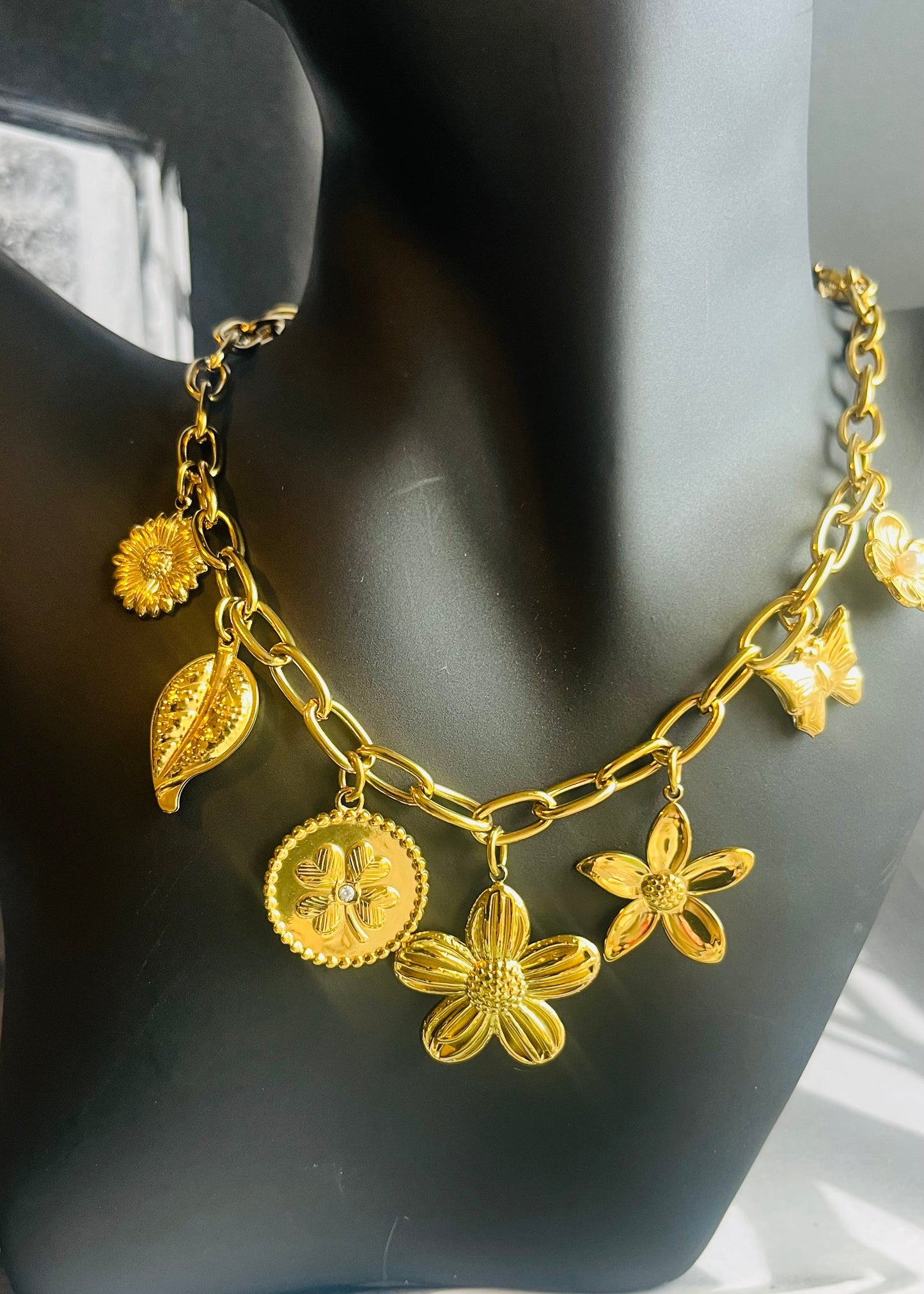 Stainless steel damesketting met hippe bedels zoals een sleutel, slotje en strikje. Verkleurt niet, waterproof en trendy voor elke outfit.
