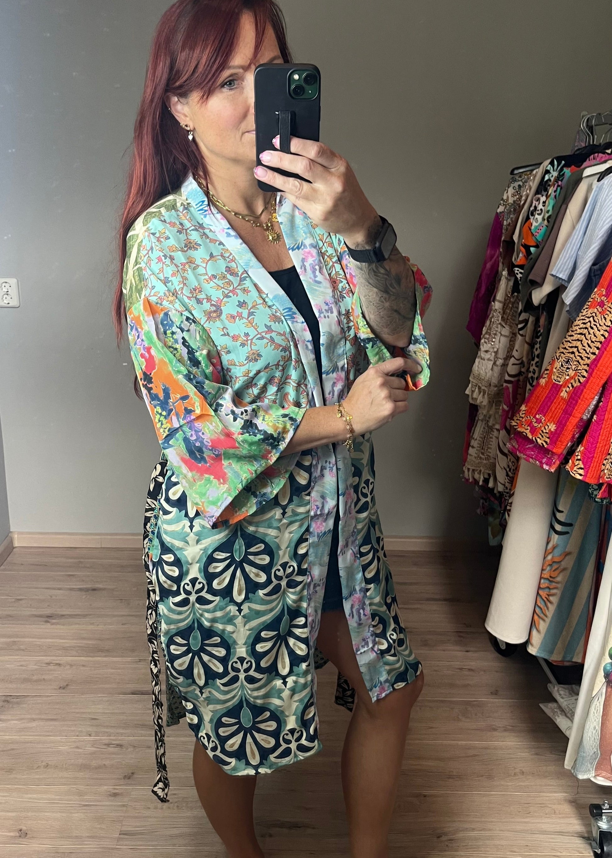 Gave kimono uit Inda in Ibiza stijl van zijde met centuur en steekzakken. Diverse hippe en trendt prints. Elke is uniek.