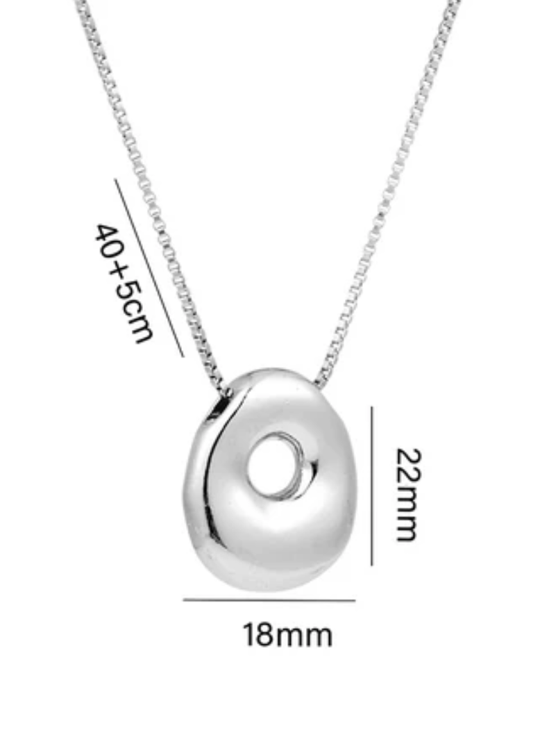 Stainless steel ketting met letter initialen hanger in bubble vorm in goud of zilver van Piek Fashion