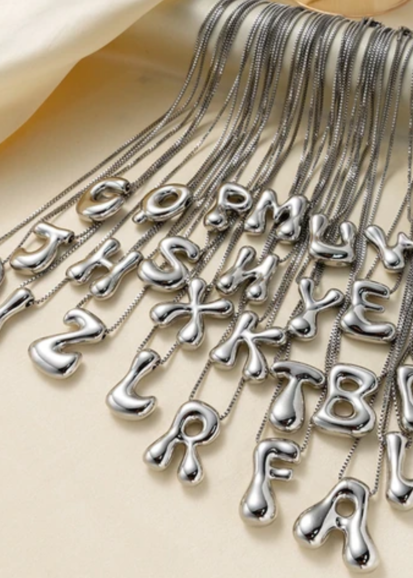 Stainless steel ketting met letter initialen hanger in bubble vorm in goud of zilver van Piek Fashion