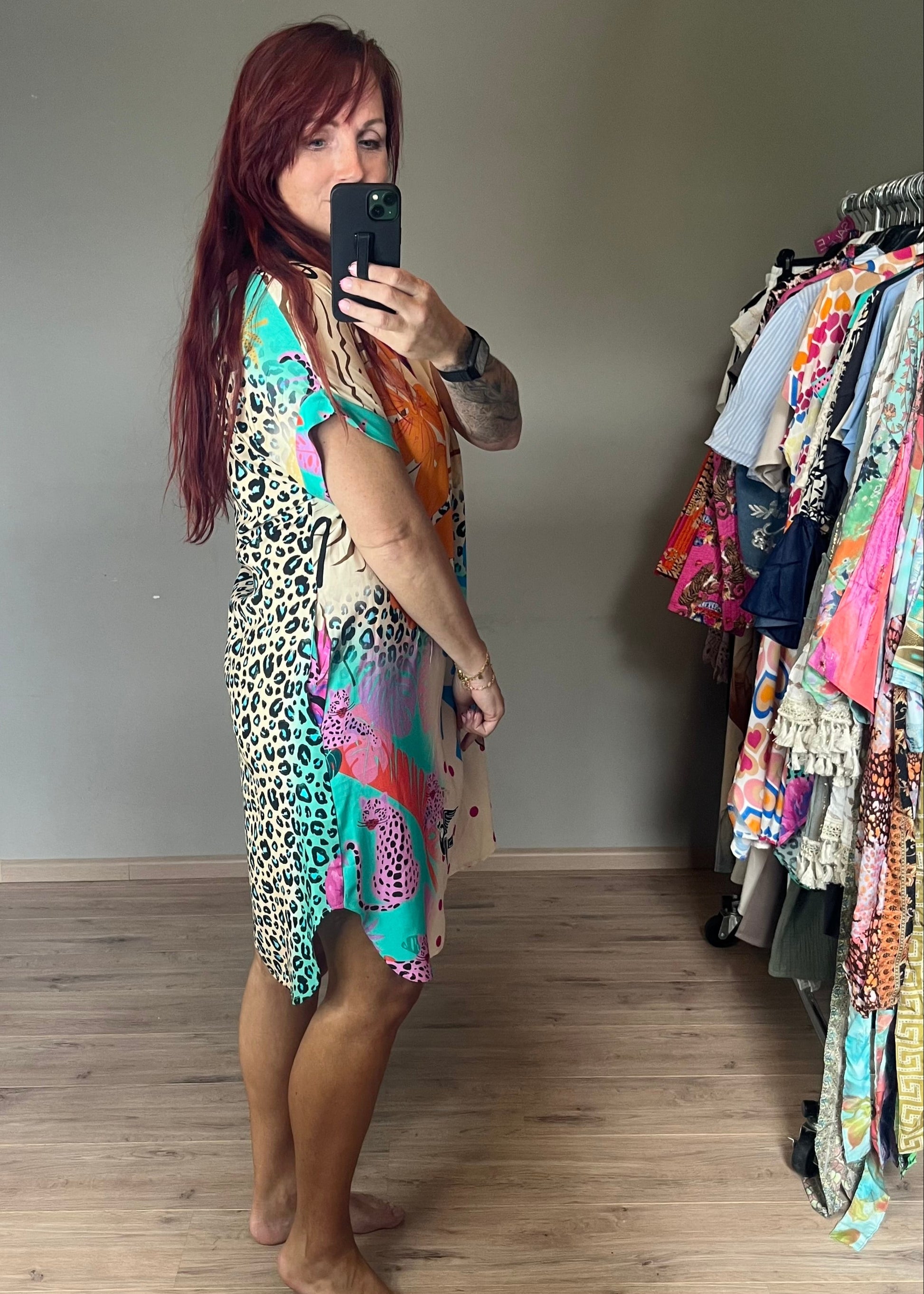 Viscose zomerjurkje met kleurrijke prints, wijd model en one size pasvorm tot maat 44, luchtig en comfortabel.