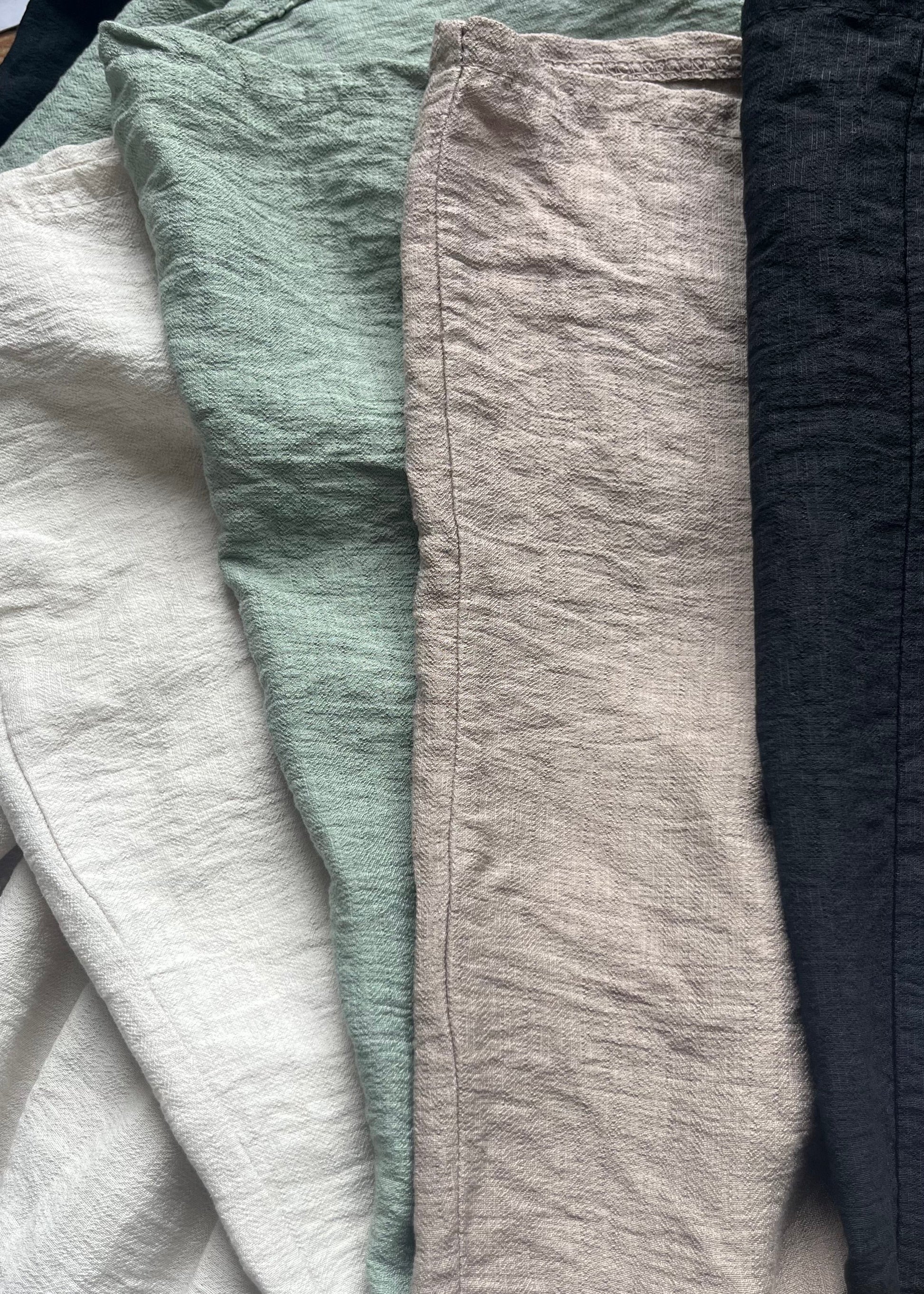 Luchtige viscose dames top met ronde hals en strikdetail op de schouder in verschillende kleuren van Piek Fashion