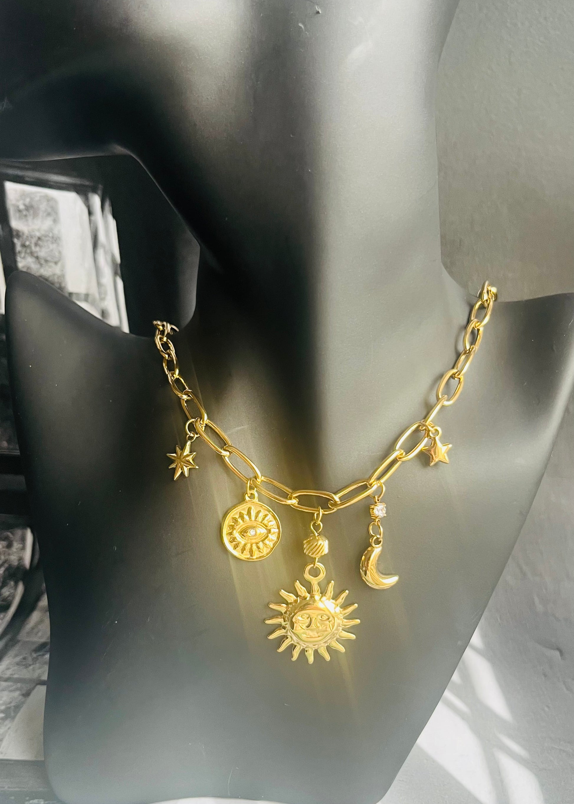 Stainless steel damesketting met hippe bedels. Verkleurt niet, waterproof en trendy voor elke outfit.