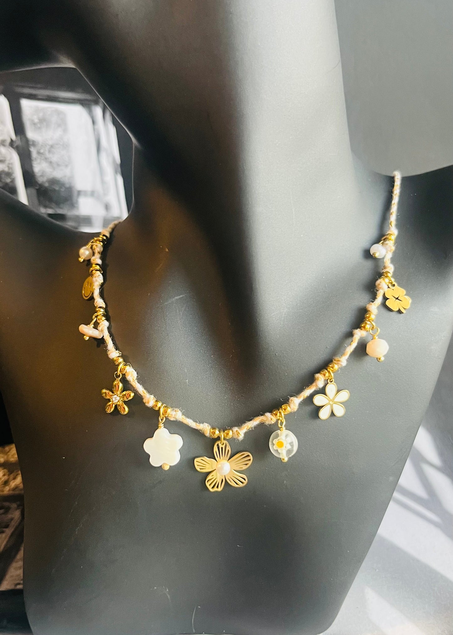 Stainless steel damesketting met hippe bedels. Verkleurt niet, waterproof en trendy voor elke outfit.