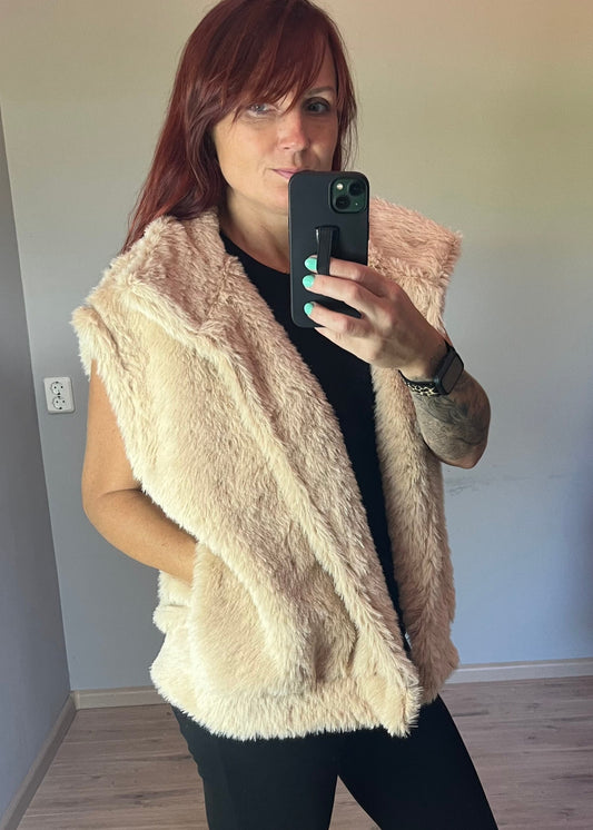 Gilet van nep bont in camelbruin en beige, met grote kraag en twee zakken. Oversized model, one size tot maat 46.