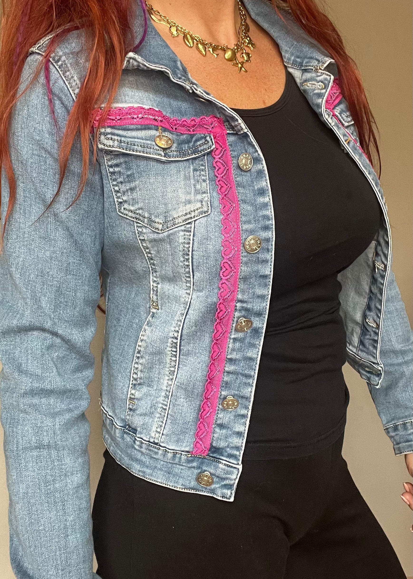 Uniek gepimpt vintage spijkerjasje van Piek Fashion, geüpcycled met creatieve details. Eén exemplaar beschikbaar.