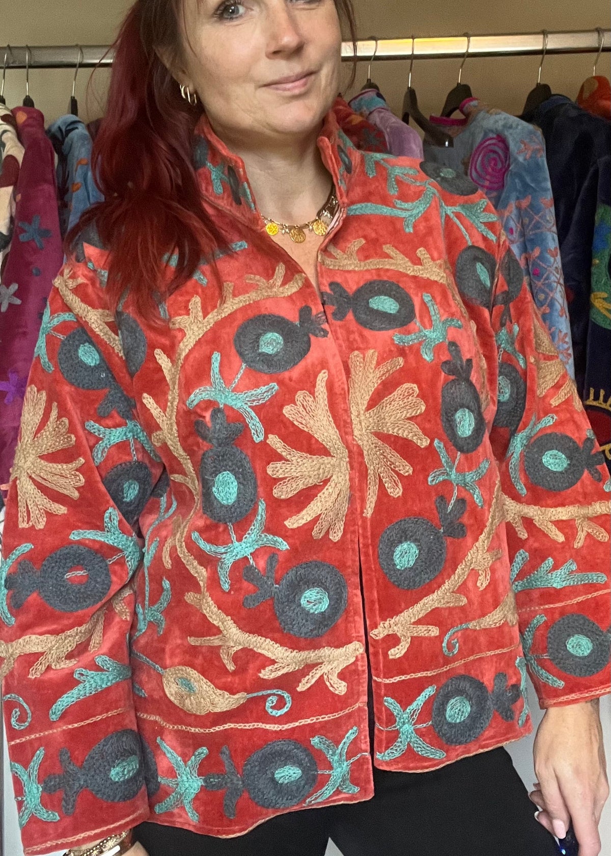 Handgemaakte velvet Suzani jacket uit India met kleurrijk klassiek borduurwerk in een mooie koper terracotta kleur