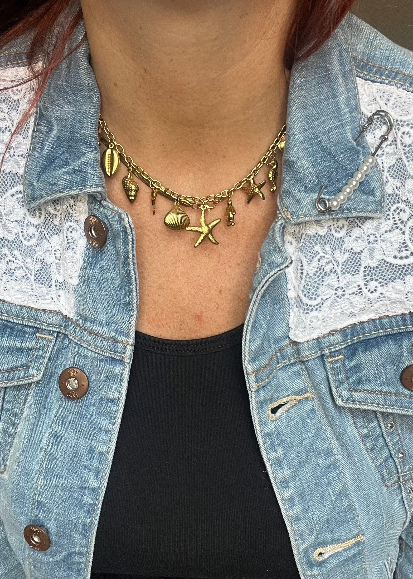 Uniek gepimpt vintage spijkerjasje van Piek Fashion, geüpcycled met creatieve details. Eén exemplaar beschikbaar.